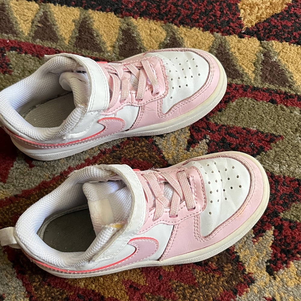 Little Girl's sz 10.5  Nike Court Borough Low Sneakers